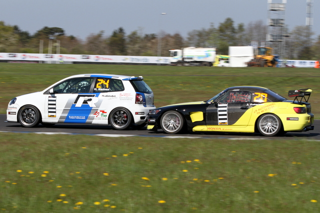 Der blev kørt tæt men fair race i klassen, her er det Henrik Madsen og Jan Petersen der leverer varen.
(Foto: Keld Dohm)